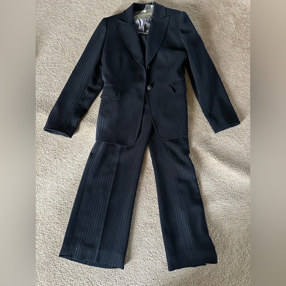 Size 6 petite women’s Tahari back pant suit in black. In perfect condition!